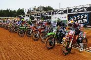 A Motocross Világbajnokság felénél az Airoh versenyzõi vezetnek mindkét osztályban.